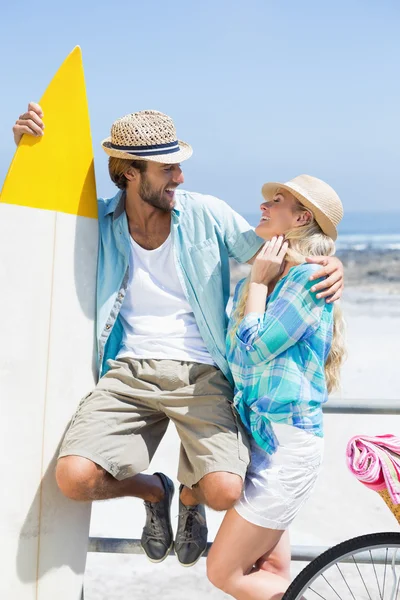 Cute couple with bike and surfboard — Stock Photo, Image