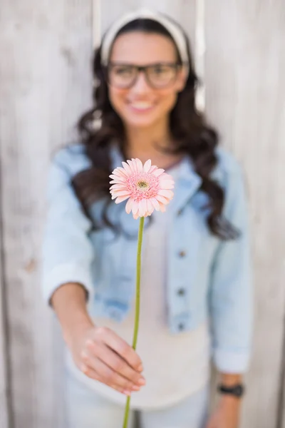 Vacker hipster håller en blomma — Stockfoto