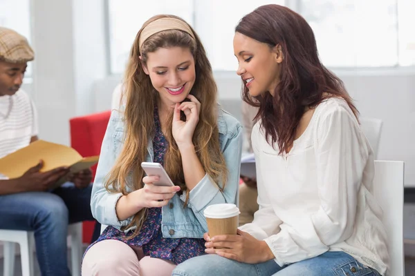 Estudantes de moda conversando e sorrindo — Fotografia de Stock