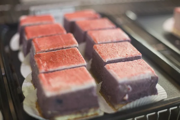 Bandeja de bolos de veludo vermelho — Fotografia de Stock