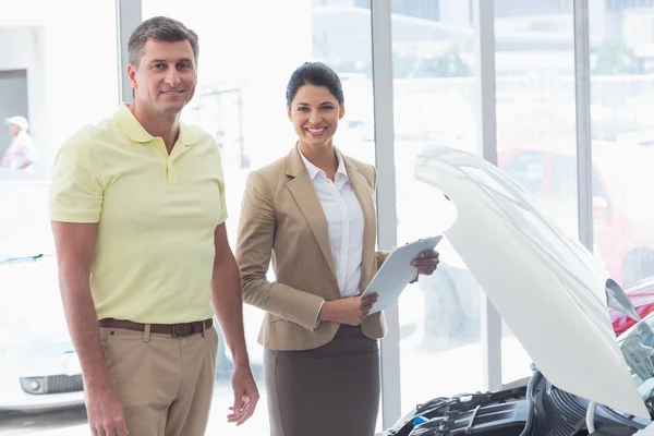 Femme d'affaires et client regardant le moteur de voiture — Photo