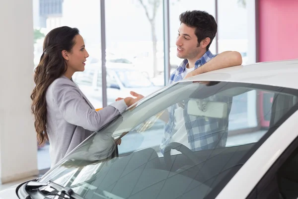 Sorrindo casal falando ao lado de um carro — Fotografia de Stock