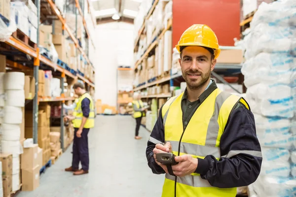 Lachende werknemers dragen gele vest met behulp van handheld — Stockfoto