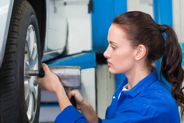 Mechanic adjusting the tire wheel — Stock Photo, Image