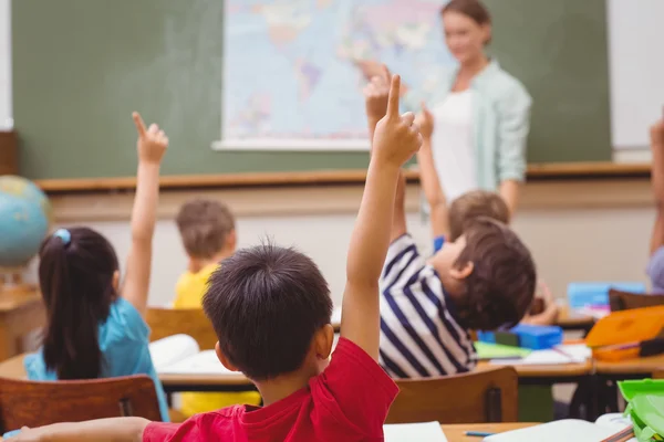 Gli alunni alzano la mano durante la lezione di geografia — Foto Stock