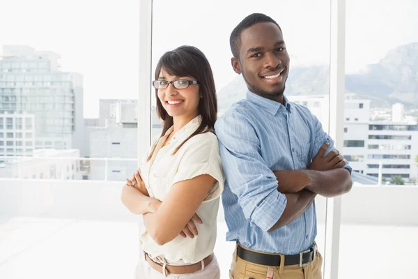 Coworkers posa con le braccia incrociate — Foto Stock