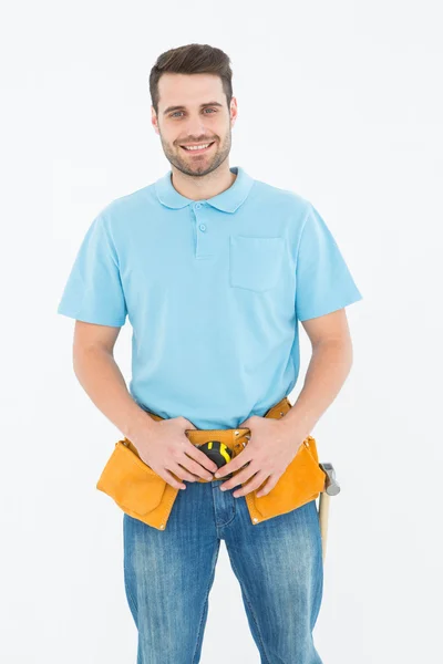 Feliz carpintero usando cinturón de herramientas — Foto de Stock