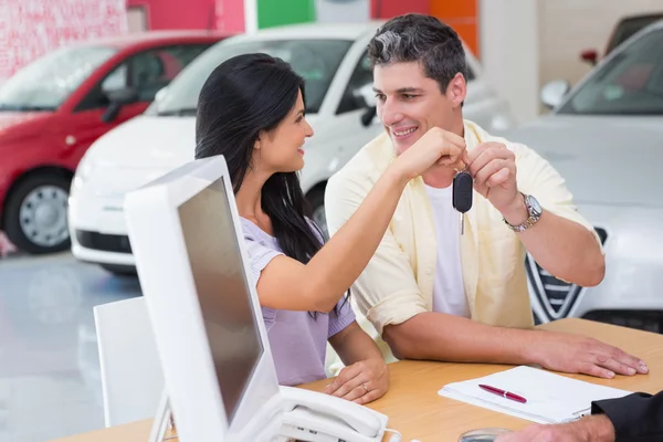 Smiling couple holding their new car key — Stock Photo, Image