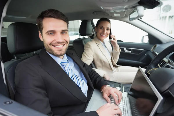 Team di giovani imprese che lavorano insieme — Foto Stock