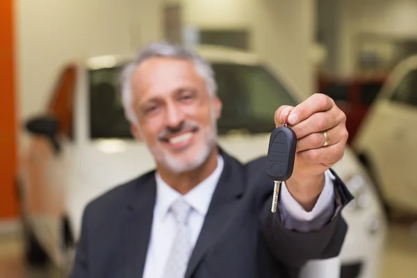 Vendedor dando chaves de um carro de cliente — Fotografia de Stock