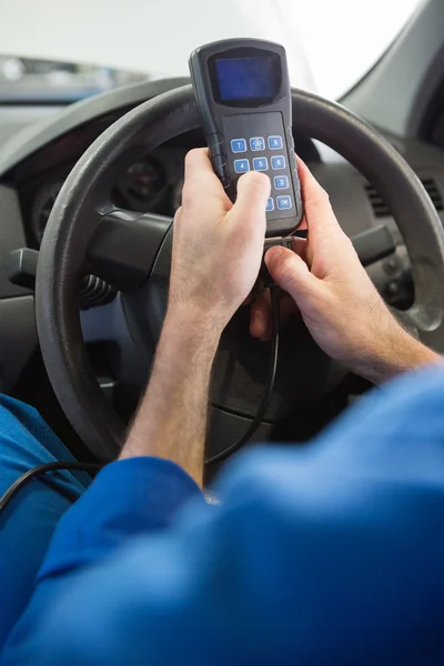 Mechanic using diagnostic tool in the car — Stock Photo, Image