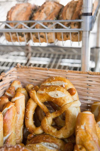 Llenado de canasta con delicioso pretzel — Foto de Stock
