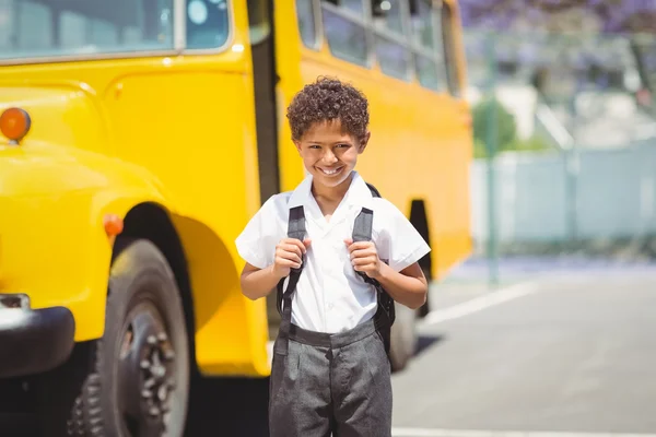 Netter Schüler lächelt im Schulbus in die Kamera — Stockfoto