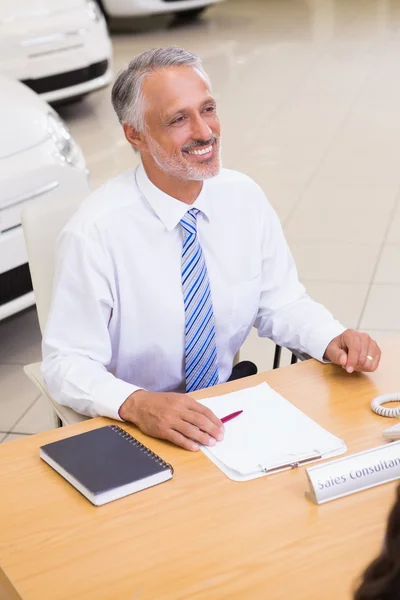 Glad affärsman arbetar på sitt skrivbord — Stockfoto