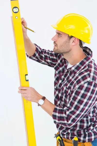 Technician marking while using spirit level — Stock Photo, Image