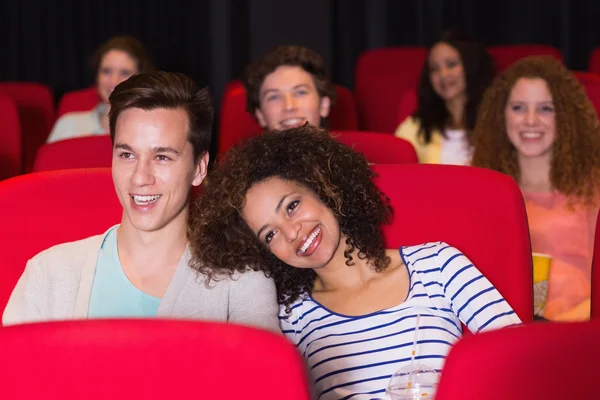 Jovem casal assistindo um filme — Fotografia de Stock