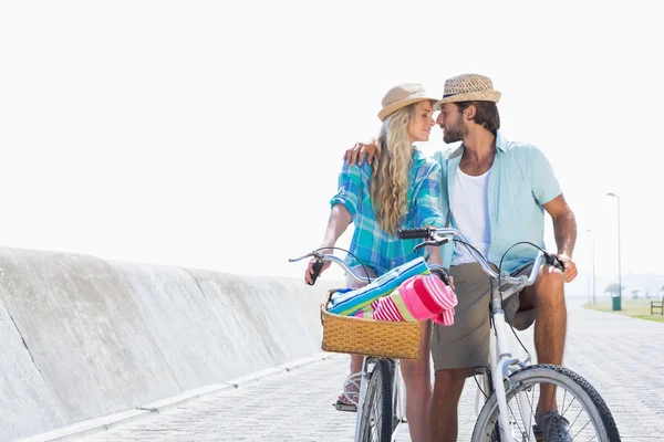 Linda pareja en un paseo en bicicleta — Foto de Stock