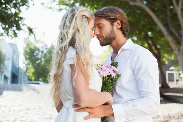 Leuk paar knuffelen en glimlachen — Stockfoto