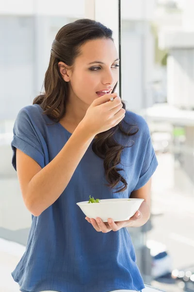 Morena bonita comendo uma salada — Fotografia de Stock