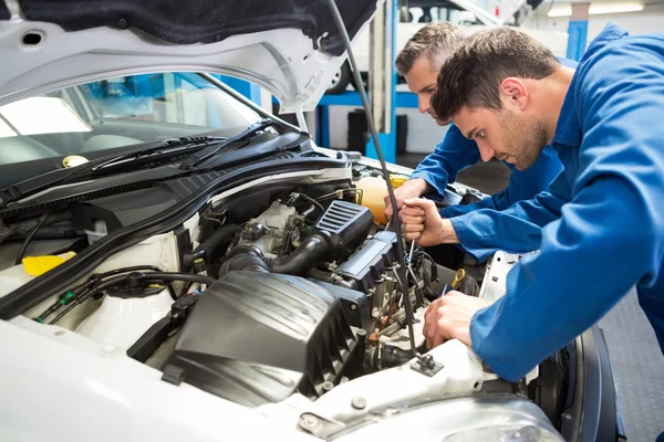 Team of mechanics working together — Stock Photo, Image