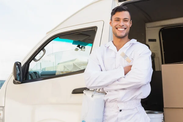 Schilder glimlachend leunend tegen zijn van — Stockfoto