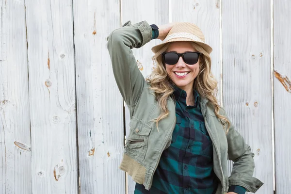 Bionda in cappello in posa con occhiali da sole — Foto Stock