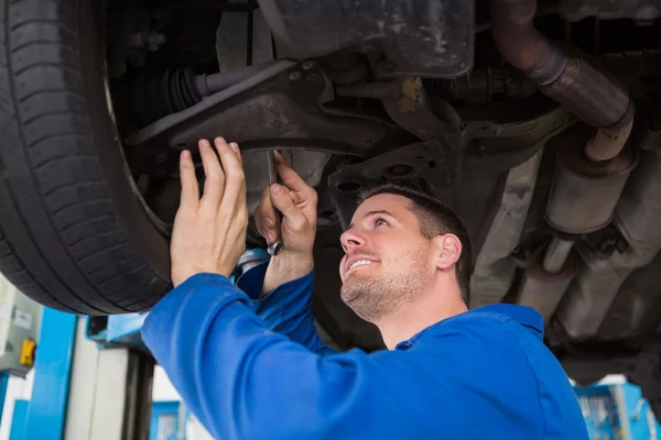 Mechanic adjusting the tire wheel — Stock Photo, Image