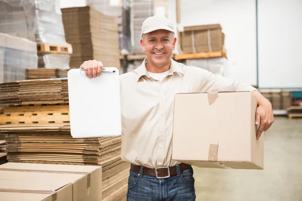 Zusteller mit Karton und Klemmbrett — Stockfoto