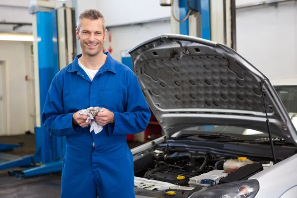 Lachende mechanic camera kijken — Stockfoto