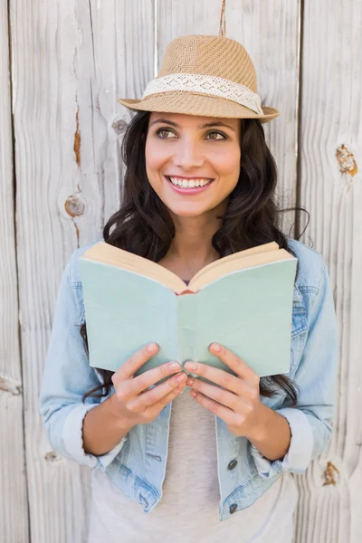 Hübscher Hipster liest ein Buch — Stockfoto