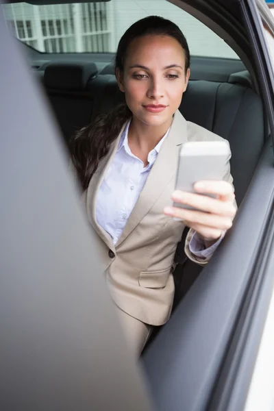 Fokussierte Geschäftsfrau mit ihrem Handy — Stockfoto