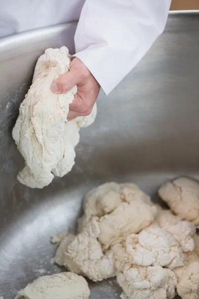 Baker preparando massa em misturador industrial — Fotografia de Stock