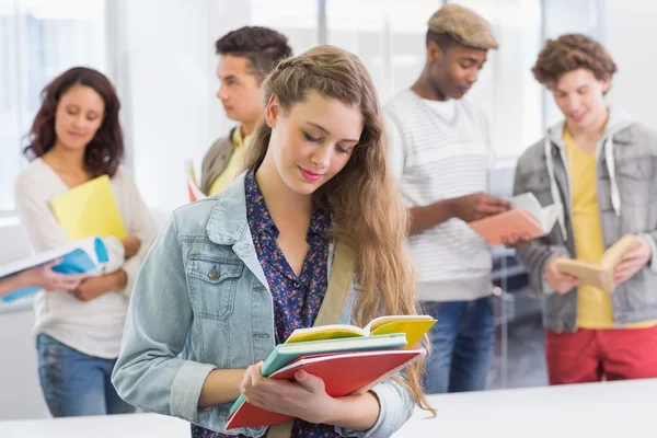 Estudante de moda lendo suas notas — Fotografia de Stock