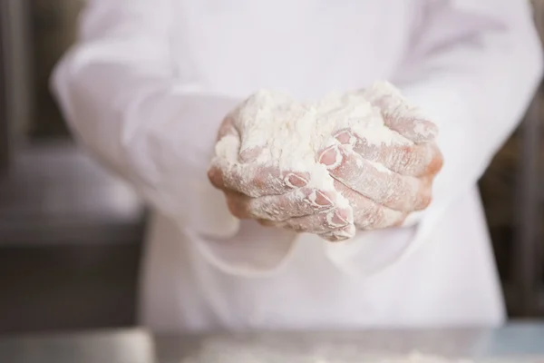 Panificadores mãos segurando farinha — Fotografia de Stock