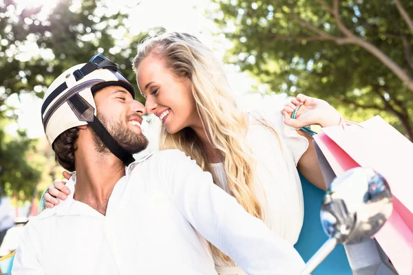 Привлекательная пара на скутере — стоковое фото