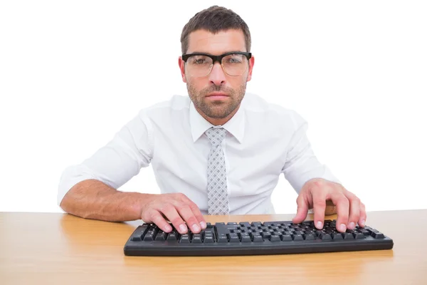 Zakenman werkt aan zijn bureau — Stockfoto