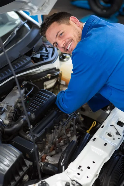 Mechanic examining under hood of car — Stock Photo, Image