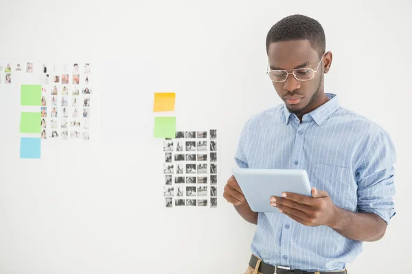 Hombre de negocios concentrado usando tableta pc — Foto de Stock