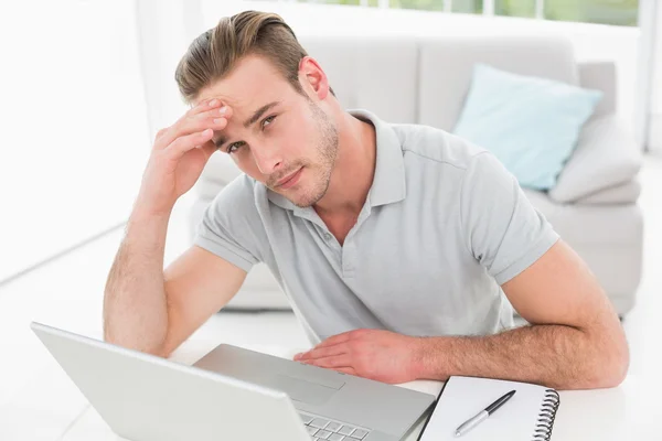 Hombre de negocios ansioso usando portátil y portátil — Foto de Stock