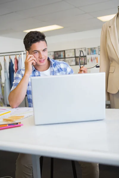 Student op de telefoon houden bril — Stockfoto