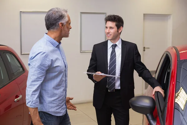 Businessman speaking with customer — Stock Photo, Image