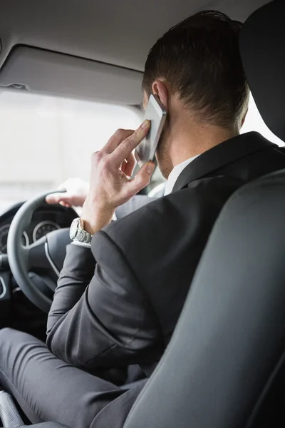 Knappe zakenman aan de telefoon — Stockfoto