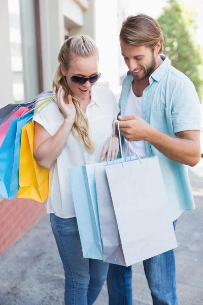 Couple looking at shopping purchases — Stock Photo, Image