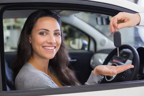 Salesman giving keys to woman — Stock Photo, Image