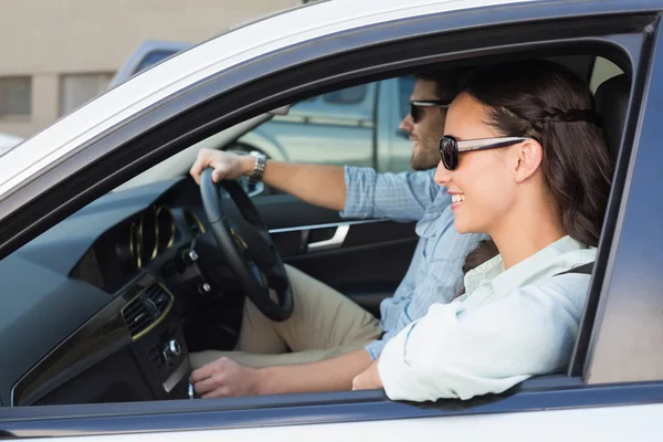 Pareja joven en un viaje por carretera — Foto de Stock