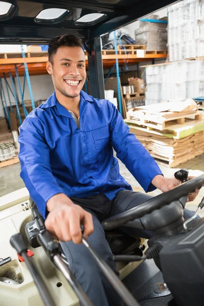 Fahrer bedient Gabelstaplermaschine — Stockfoto