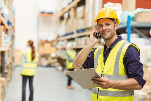 Lagerarbetare pratar i telefon — Stockfoto