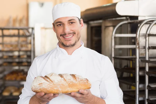 Taze pişmiş ekmek tutan Baker — Stok fotoğraf