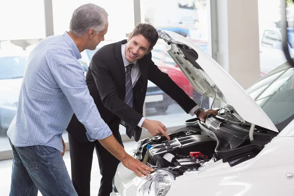 Två män tittar på en bilmotor — Stockfoto