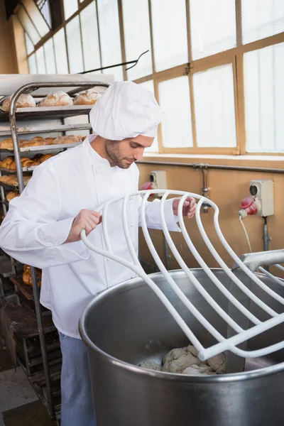 Bäcker bereitet Teig im Industriemixer zu — Stockfoto